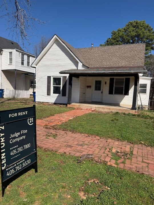 616 E Mansur Ave in Guthrie, OK - Foto de edificio