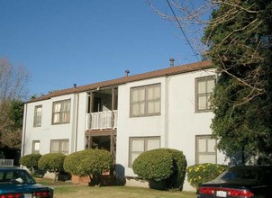 Garden Manor Apartments in Oakland, CA - Building Photo - Building Photo