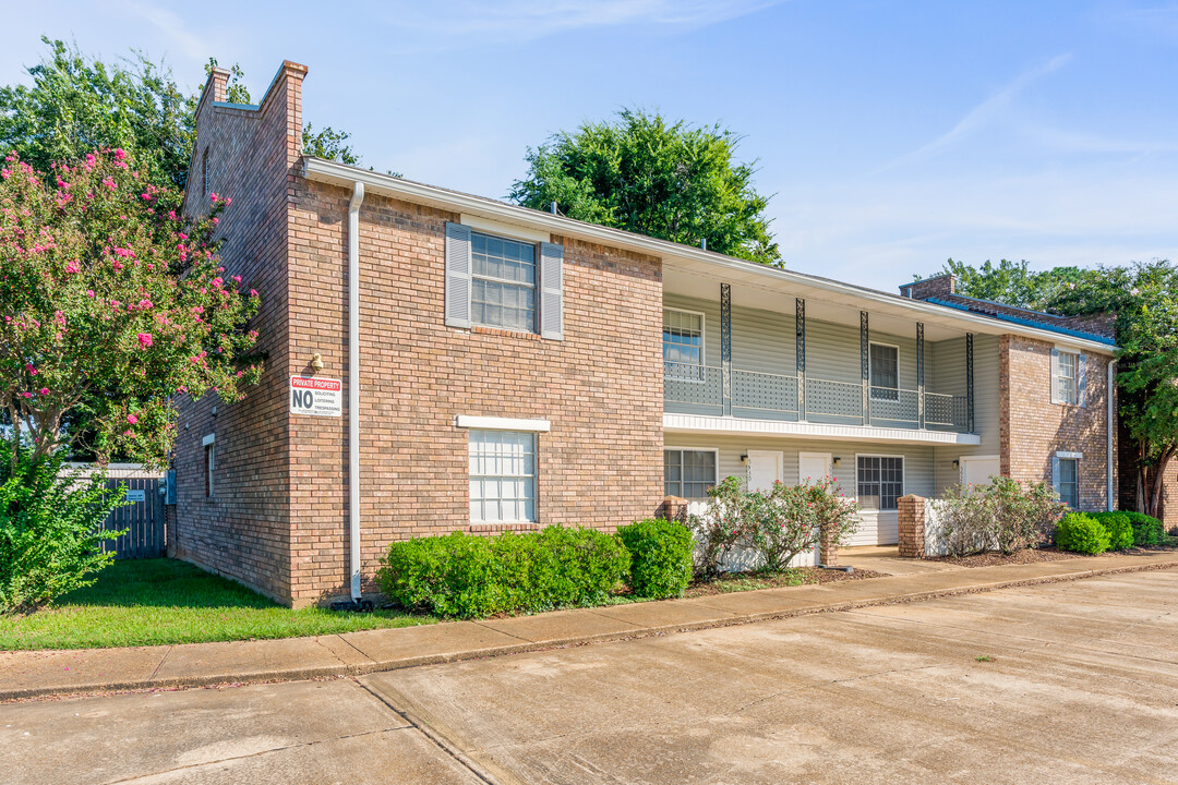 Orleans Square in Alexandria, LA - Building Photo