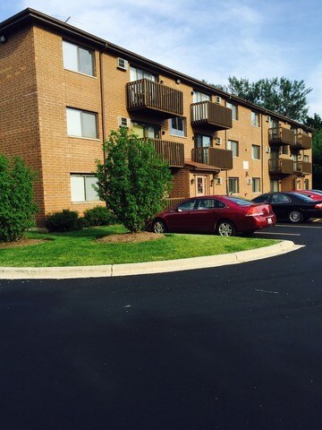 4709 Yender Ave in Lisle, IL - Building Photo