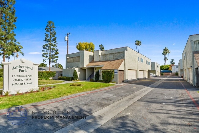 Amberwood Park Apartments in Anaheim, CA - Foto de edificio - Building Photo