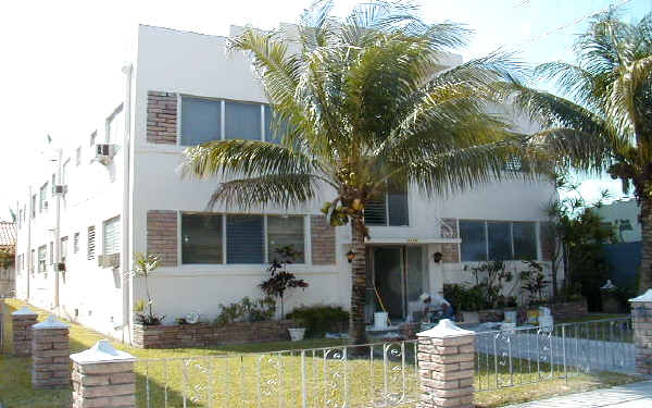 Coral Way Apartments in Miami, FL - Foto de edificio - Building Photo