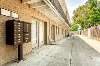 4931 Junius St, Unit 4 in Dallas, TX - Foto de edificio - Building Photo