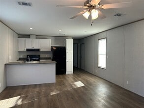 7699 Peden Rd in Azle, TX - Foto de edificio - Building Photo