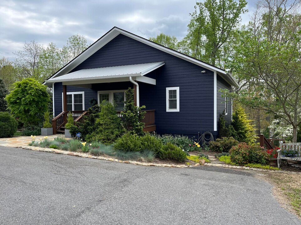 12 Twig Ln in Asheville, NC - Building Photo