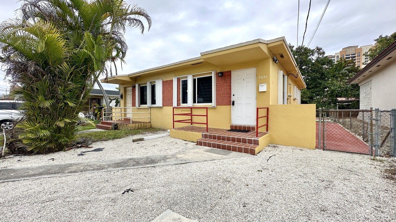 3251 SW 23rd Ter in Miami, FL - Building Photo