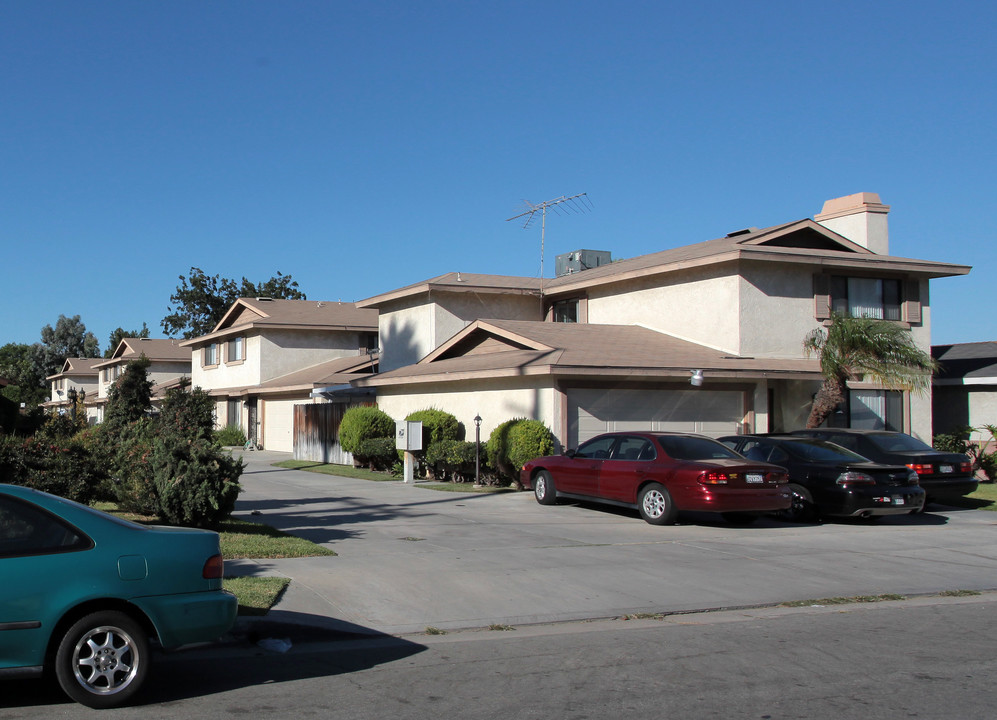 9201-9205 Park St in Bellflower, CA - Building Photo