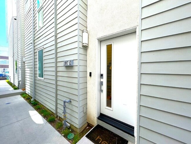 10917 1/2 Otsego St in Los Angeles, CA - Building Photo - Building Photo