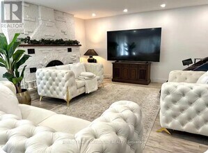 1119 Rebecca St in Oakville, ON - Building Photo - Building Photo