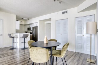 110 SW 12th St in Miami, FL - Building Photo - Building Photo