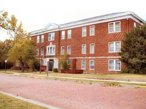 Bethel Apartments in Newton, KS - Foto de edificio