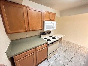 2828 Jackson St, Unit C7 in Ft. Myers, FL - Building Photo - Building Photo
