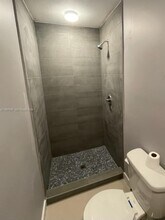 19732 NW 59th Pl in Hialeah, FL - Foto de edificio - Building Photo