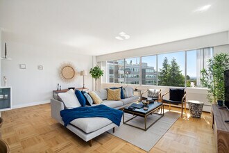 5976 Tisdall St in Vancouver, BC - Building Photo - Building Photo