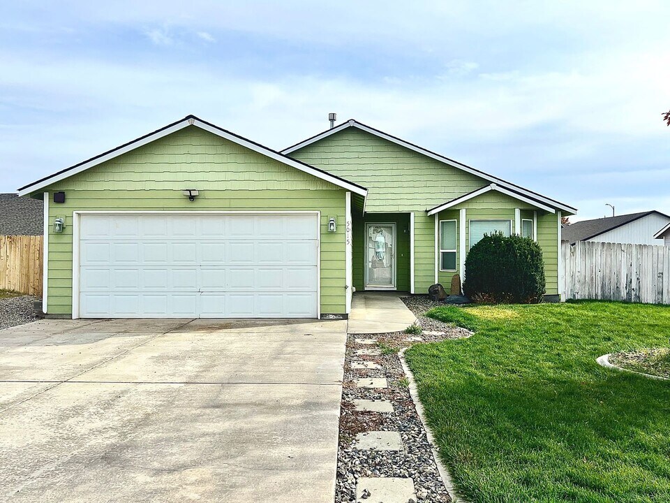 5015 Buchanan Ln in Pasco, WA - Building Photo