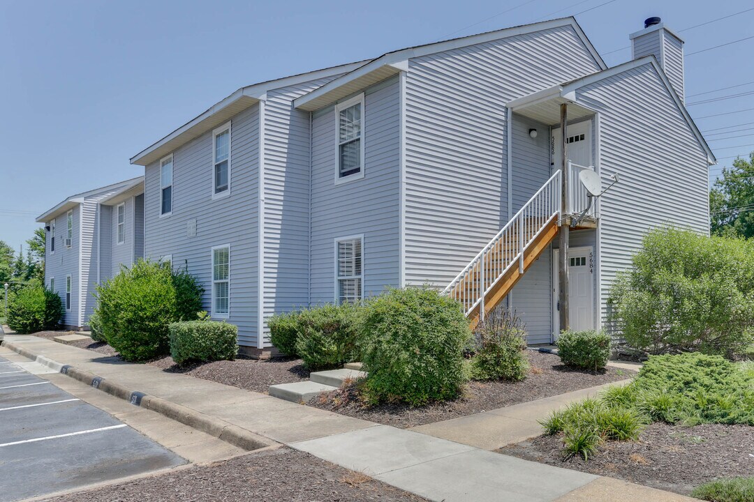 5684 Landfall Dr, Unit 5684 in Virginia Beach, VA - Building Photo