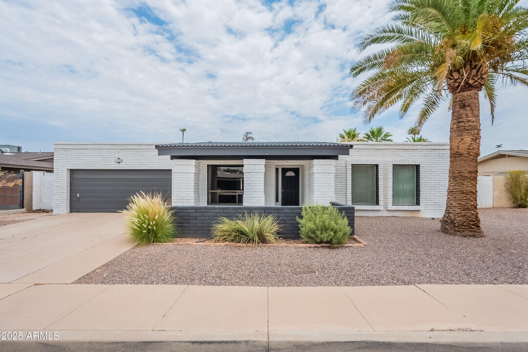 1858 W Navarro Ave in Mesa, AZ - Building Photo