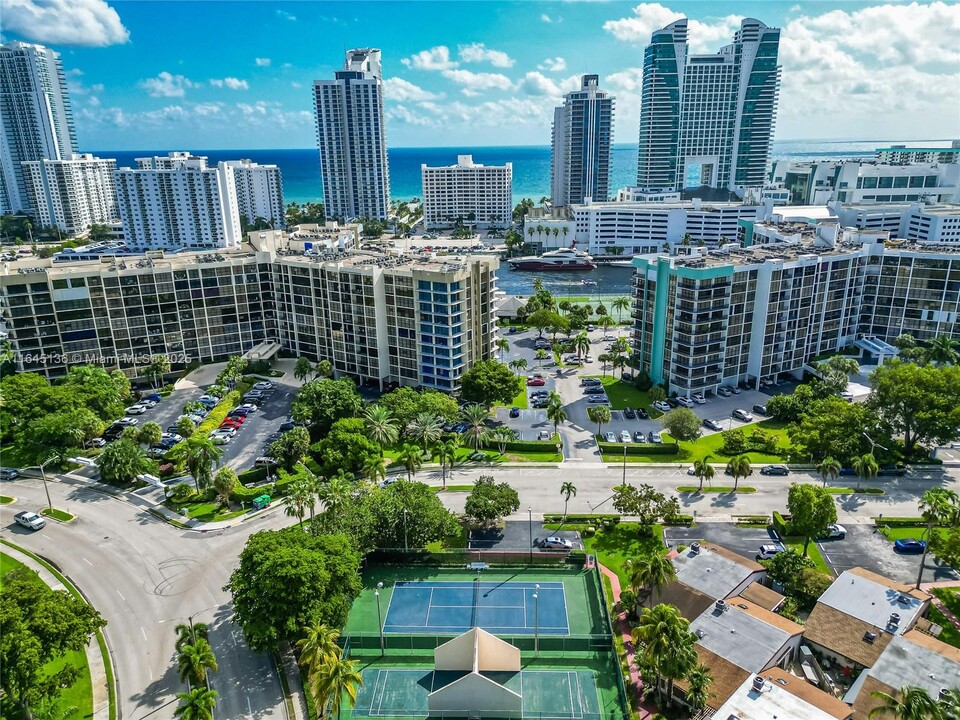 2627 Parkview Dr S in Hallandale Beach, FL - Building Photo