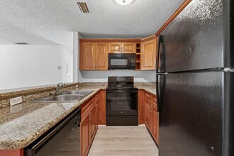 Lakeside Villas in Sunrise, FL - Foto de edificio - Building Photo