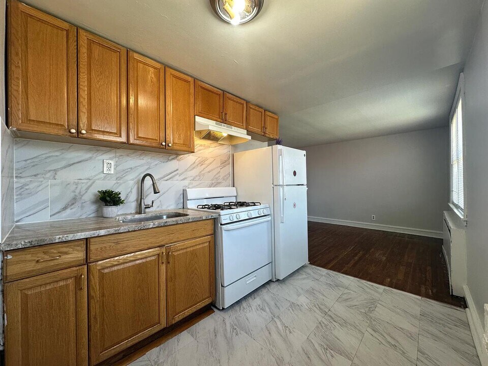 7117 Castor Ave in Philadelphia, PA - Building Photo