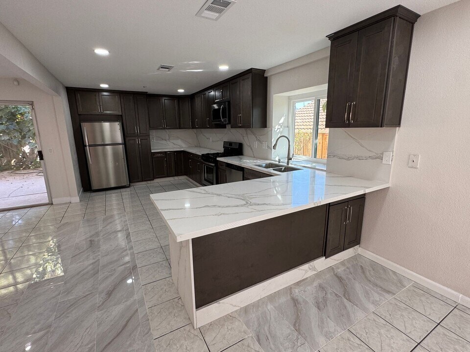 11989 Calle Lorenzana in El Cajon, CA - Building Photo