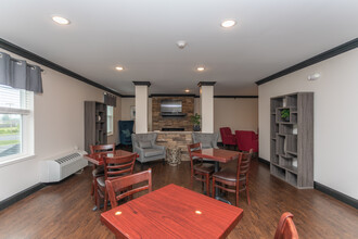 Simmons Crossing Senior Apartments in Rossford, OH - Foto de edificio - Interior Photo