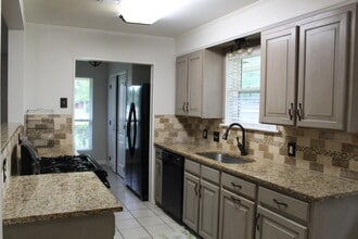 2491 Donald Dr in Baton Rouge, LA - Foto de edificio - Building Photo