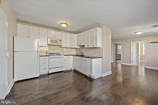 443 Fairmount Ave in Philadelphia, PA - Building Photo