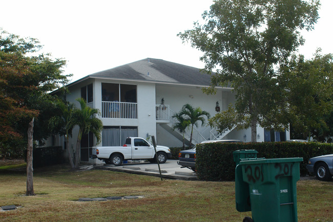 4241 Gulfstream Dr in Naples, FL - Foto de edificio - Building Photo