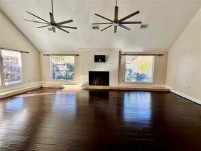 6726 Saffron Hills Dr in Spring, TX - Foto de edificio - Building Photo