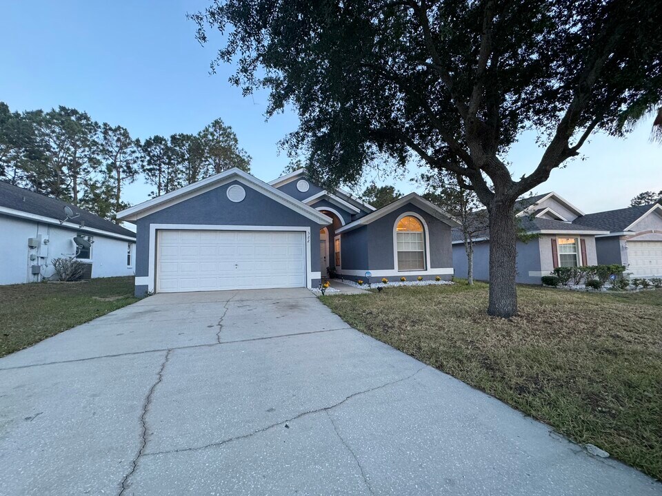 322 Halstead Dr in Davenport, FL - Building Photo