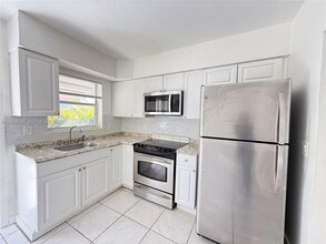 1049 SW 3rd St-Unit -0 in Hallandale Beach, FL - Building Photo - Building Photo