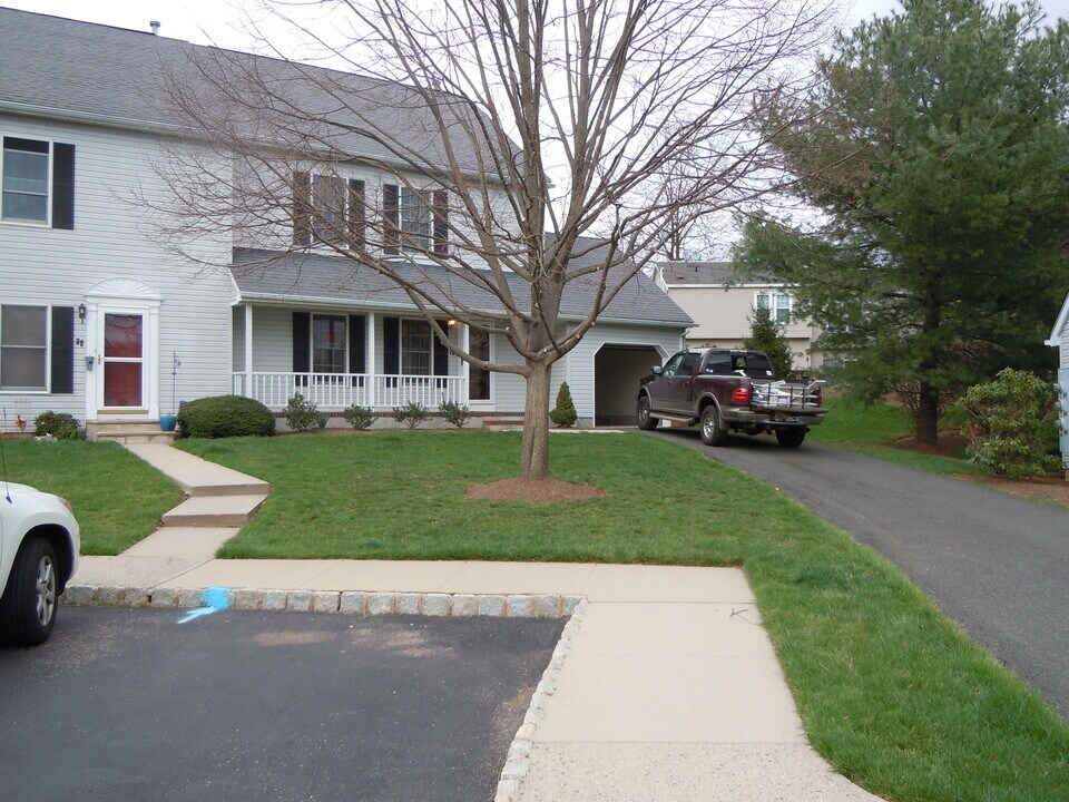 28 Kingswood Rd in Branchburg, NJ - Foto de edificio