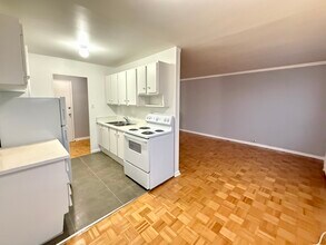 17 Eccleston Dr in Toronto, ON - Building Photo - Building Photo