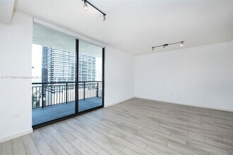 999 SW 1st Ave, Unit 2402 in Miami, FL - Building Photo - Building Photo