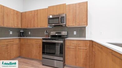 5256 International Dr in Orlando, FL - Building Photo - Building Photo