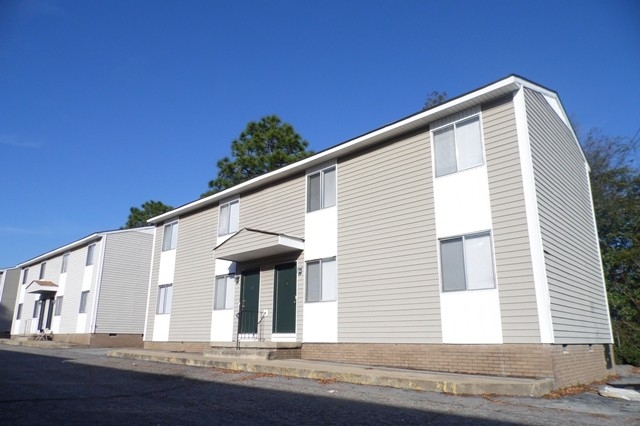 Lyngate Apartments in West Columbia, SC - Building Photo - Building Photo