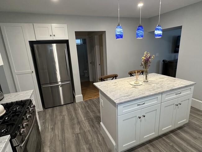 22 Swan St, Unit 1 in Beverly, MA - Foto de edificio - Building Photo