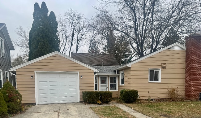 322 S Wood St in Fremont, OH - Foto de edificio - Building Photo