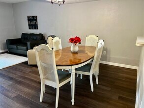 144 Douglas Rd W in Oldsmar, FL - Foto de edificio - Building Photo