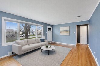 306 N Schubert St in Palatine, IL - Foto de edificio - Building Photo