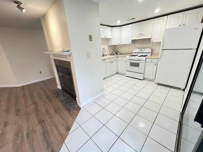 295 W Wyoming Ave, Unit 9C in Stoneham, MA - Building Photo - Building Photo