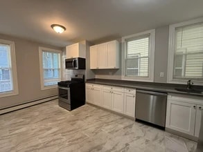 205 Chelsea St, Unit 1 in Boston, MA - Foto de edificio - Building Photo