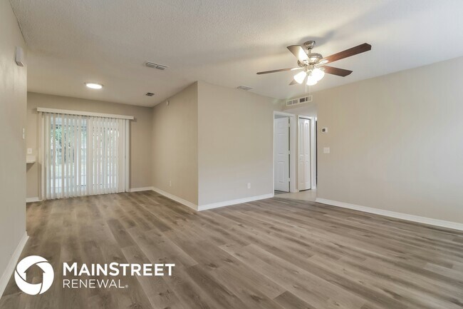 890 Seminole Ave in Longwood, FL - Foto de edificio - Building Photo