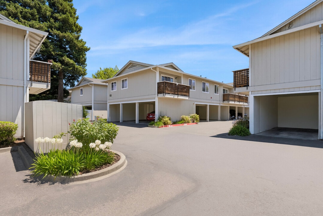 Glenn Manor in Rohnert Park, CA - Building Photo
