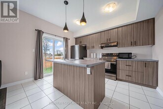 5672 Dorchester Rd in Niagara Falls, ON - Building Photo - Building Photo