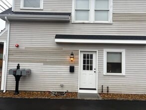 154 Granite St in Rockport, MA - Foto de edificio - Building Photo