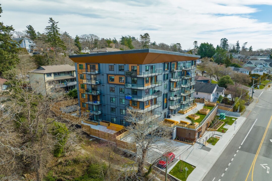 687 Admirals Rd in Esquimalt, BC - Building Photo