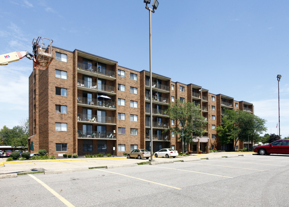 Village Tower Apartments in Canton, OH - Building Photo