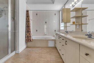 11221 NW 48th Ter in Doral, FL - Building Photo - Building Photo